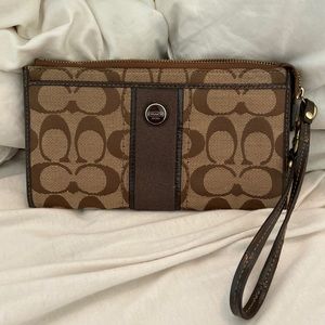 COPY - Coach wristlet